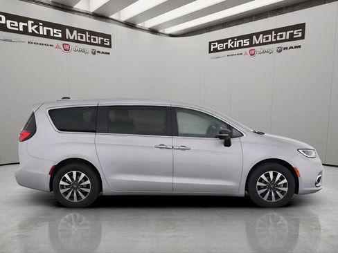 Used 2024 Chrysler Pacifica Limited FWD image 6