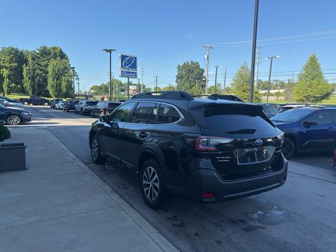 Used 2023 Subaru Outback Premium AWD/4WD image 5