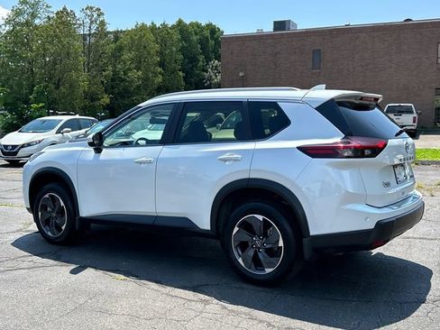 Certified 2024 Nissan Rogue SV w/ SV Premium Package AWD/4WD image 4