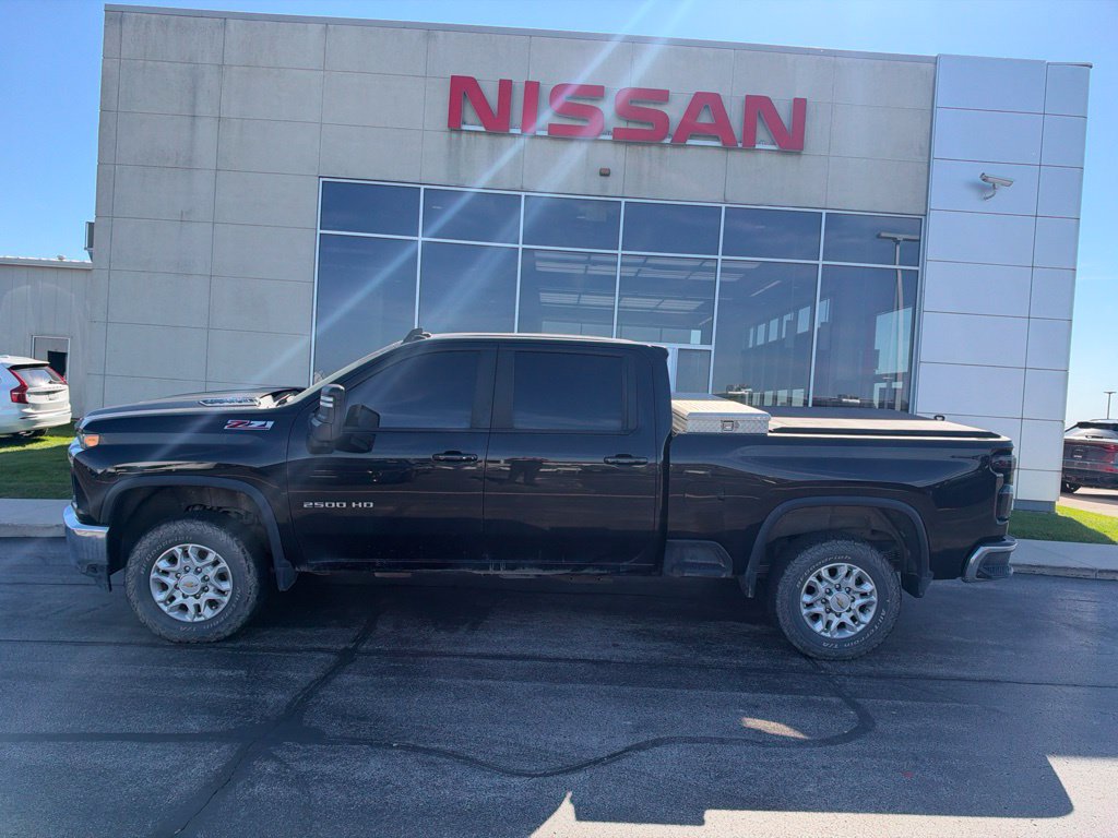 Used 2022 Chevrolet Silverado 2500 LT w/ Convenience Package AWD/4WD image 2