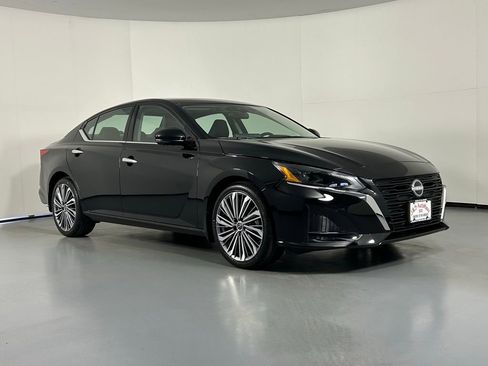 Used 2025 Nissan Altima 2.5 SL image 1