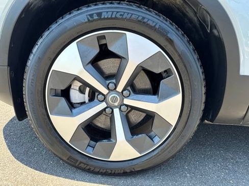 Certified 2025 Volvo XC40 B5 Plus AWD/4WD image 9