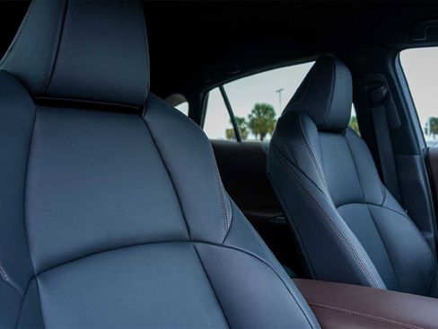 Used 2024 Toyota Venza XLE image 14