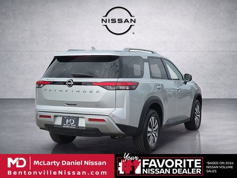 Used 2025 Nissan Pathfinder SL FWD image 5