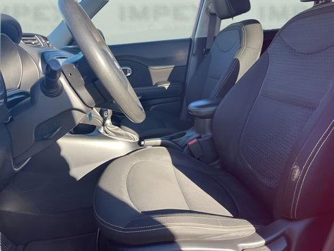 Used 2016 Kia Soul + FWD image 10