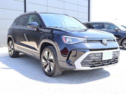 Used 2025 Volkswagen Taos SE AWD/4WD image 6