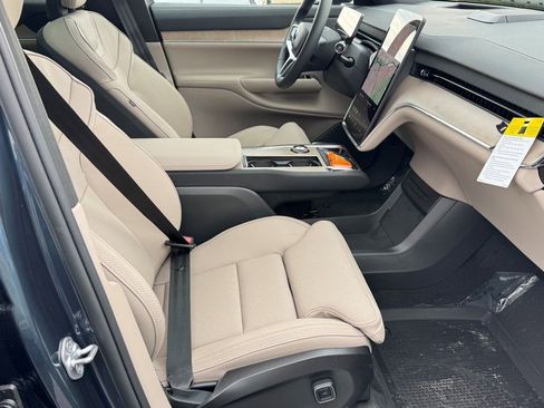 New 2025 Volvo EX90 Plus w/ Protection Package Premier image 10