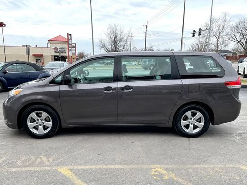 Used 2012 Toyota Sienna w/ Towing Pkg FWD image 3