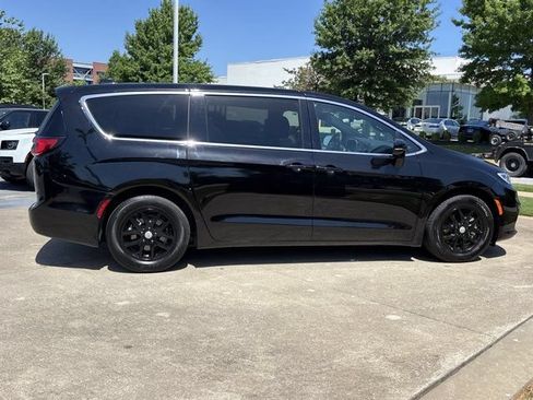 Used 2025 Chrysler Pacifica Select FWD image 2