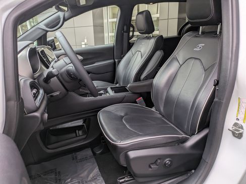 Used 2023 Chrysler Pacifica Limited w/ S Appearance Package image 27