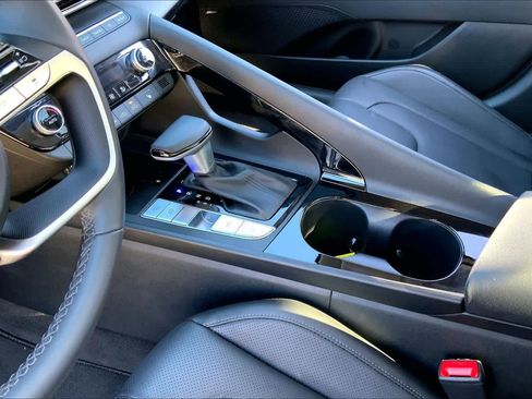Used 2025 Hyundai Elantra Limited image 17