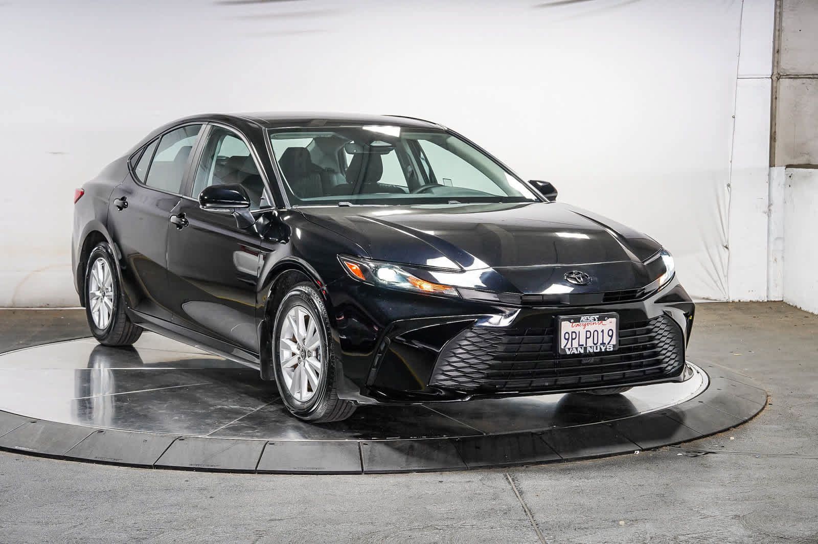 Used 2025 Toyota Camry LE w/ Convenience Package FWD image 5