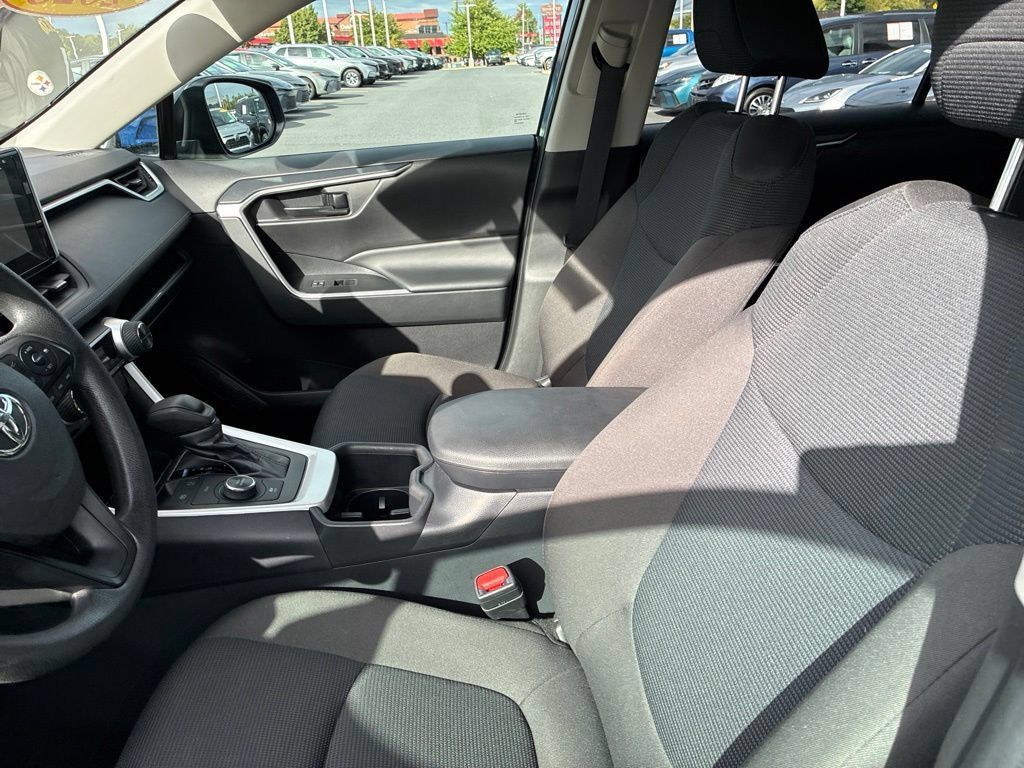 Used 2025 Toyota RAV4 LE AWD/4WD image 28