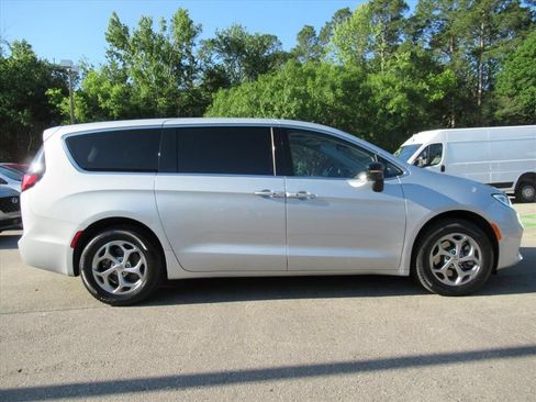 Certified 2024 Chrysler Pacifica Limited AWD/4WD image 2