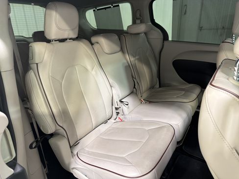 Used 2018 Chrysler Pacifica Limited FWD image 13