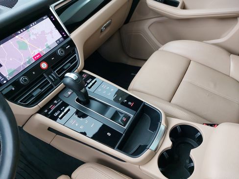 Used 2024 Porsche Macan image 26