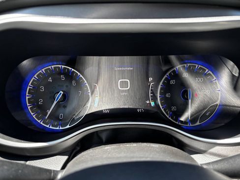 Used 2023 Chrysler Pacifica Touring-L FWD image 24