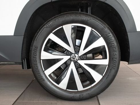 Used 2023 Volkswagen Taos SE AWD/4WD image 9