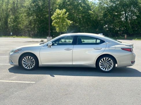 Used 2021 Lexus ES 300h w/ Accessory Package FWD image 3
