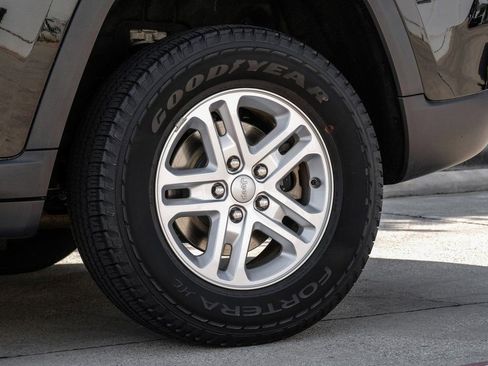 Used 2022 Jeep Grand Cherokee Laredo w/ Luxury Tech Group I image 66