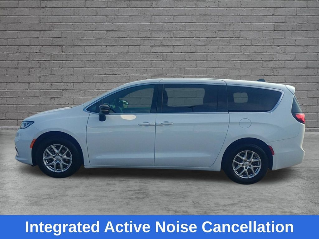 Used 2025 Chrysler Pacifica Select FWD image 4