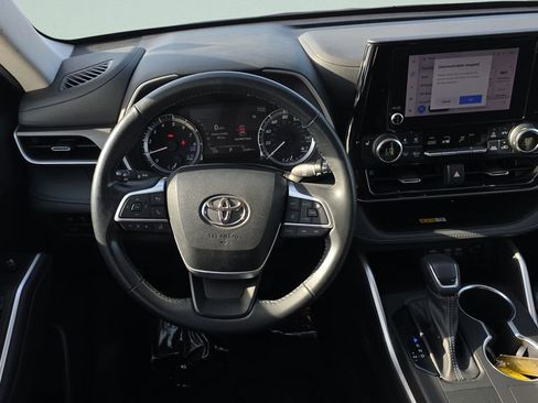 Used 2023 Toyota Highlander XLE image 12