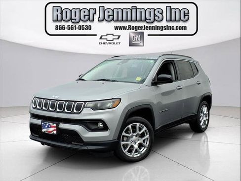 Used 2022 Jeep Compass Latitude image 1