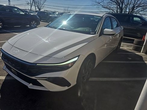 Used 2025 Hyundai Elantra SEL image 1