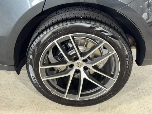 Used 2025 Porsche Macan AWD/4WD image 37