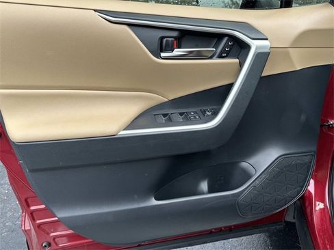 Used 2022 Toyota RAV4 XLE Premium image 17