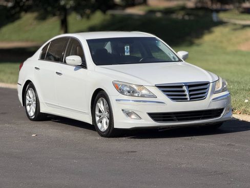 Used 2013 Hyundai Genesis 3.8 RWD image 3