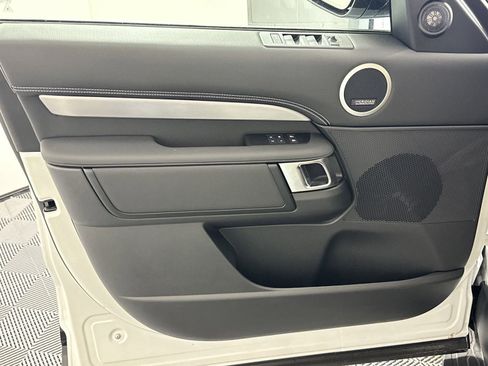 Used 2025 Land Rover Discovery Dynamic SE image 18