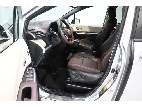 Used 2024 Toyota Sienna Platinum FWD image 13