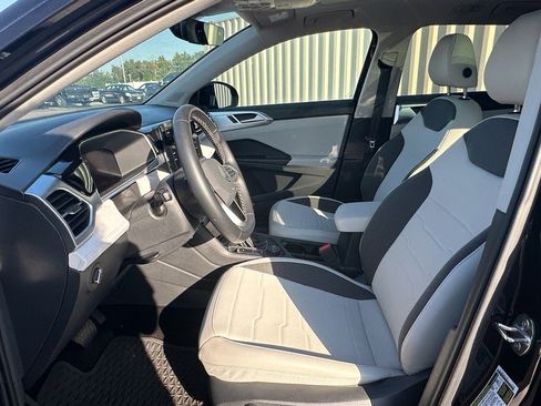 Used 2025 Volkswagen Taos SE w/ Panoramic Sunroof Package image 19