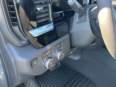 New 2026 GMC Sierra 1500 SLE image 17