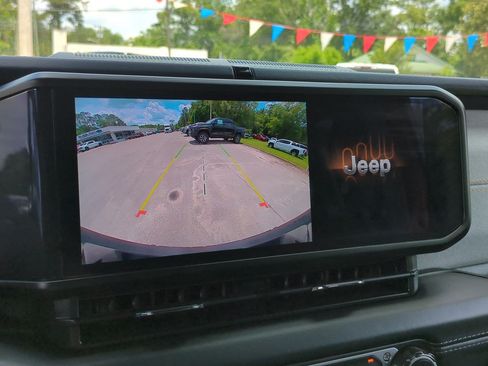 Used 2025 Jeep Wrangler Unlimited Sahara w/ Safety Group AWD/4WD image 19