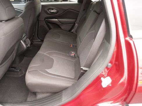 Used 2020 Jeep Cherokee Latitude FWD image 12