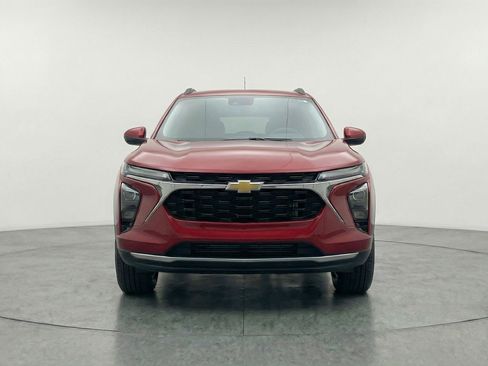 Used 2025 Chevrolet Trax LT w/ LT Convenience Package image 2