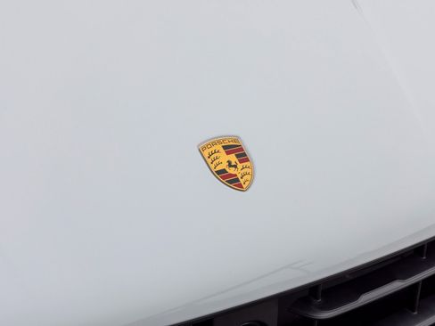 Certified 2025 Porsche Macan image 15