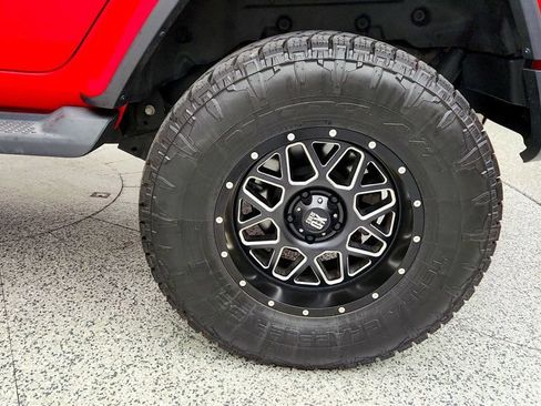Used 2019 Jeep Wrangler Unlimited Sahara AWD/4WD image 9
