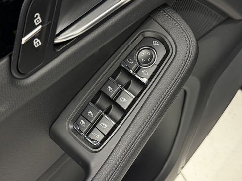 Certified 2025 Porsche Macan image 28