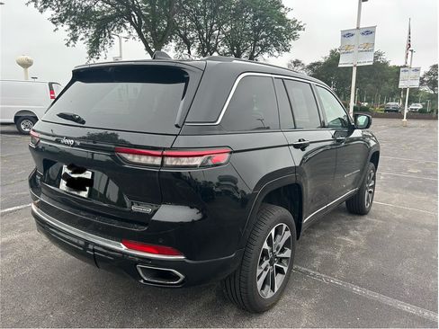 Used 2023 Jeep Grand Cherokee Overland w/ Luxury Tech Group IV AWD/4WD image 5