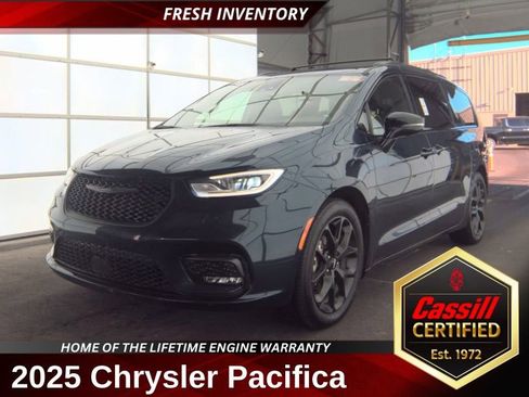 Used 2025 Chrysler Pacifica Limited image 1