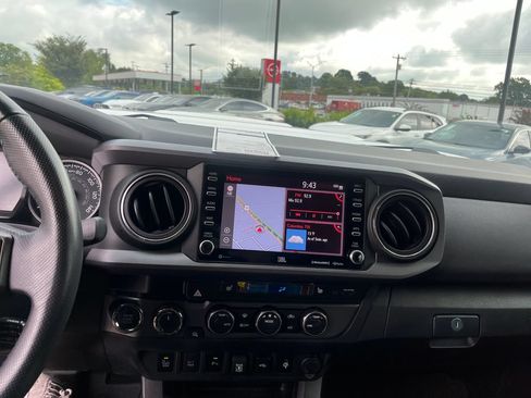 Used 2020 Toyota Tacoma TRD Sport w/ TRD Premium Sport Package AWD/4WD image 15