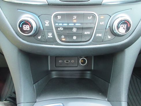 Used 2019 Chevrolet Equinox LT w/ Driver Convenience Package FWD image 28