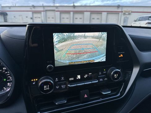 Used 2023 Toyota Highlander XLE image 17