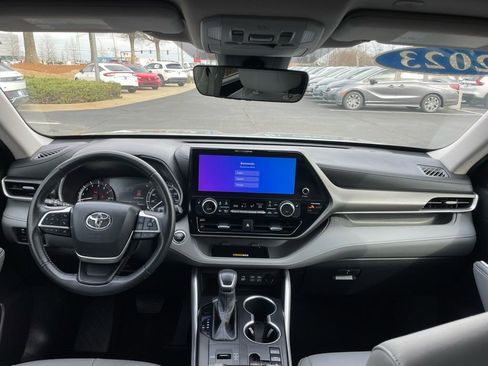 Used 2023 Toyota Highlander XLE image 11