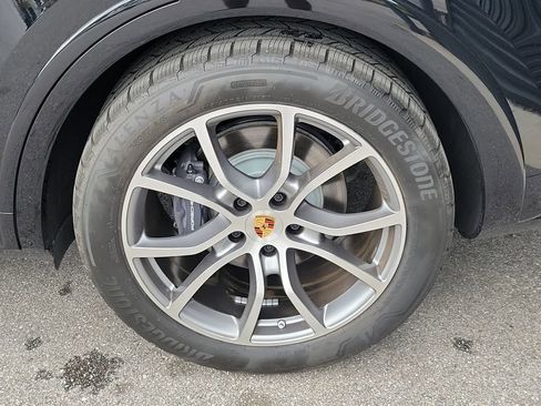 Certified 2025 Porsche Cayenne AWD/4WD image 11