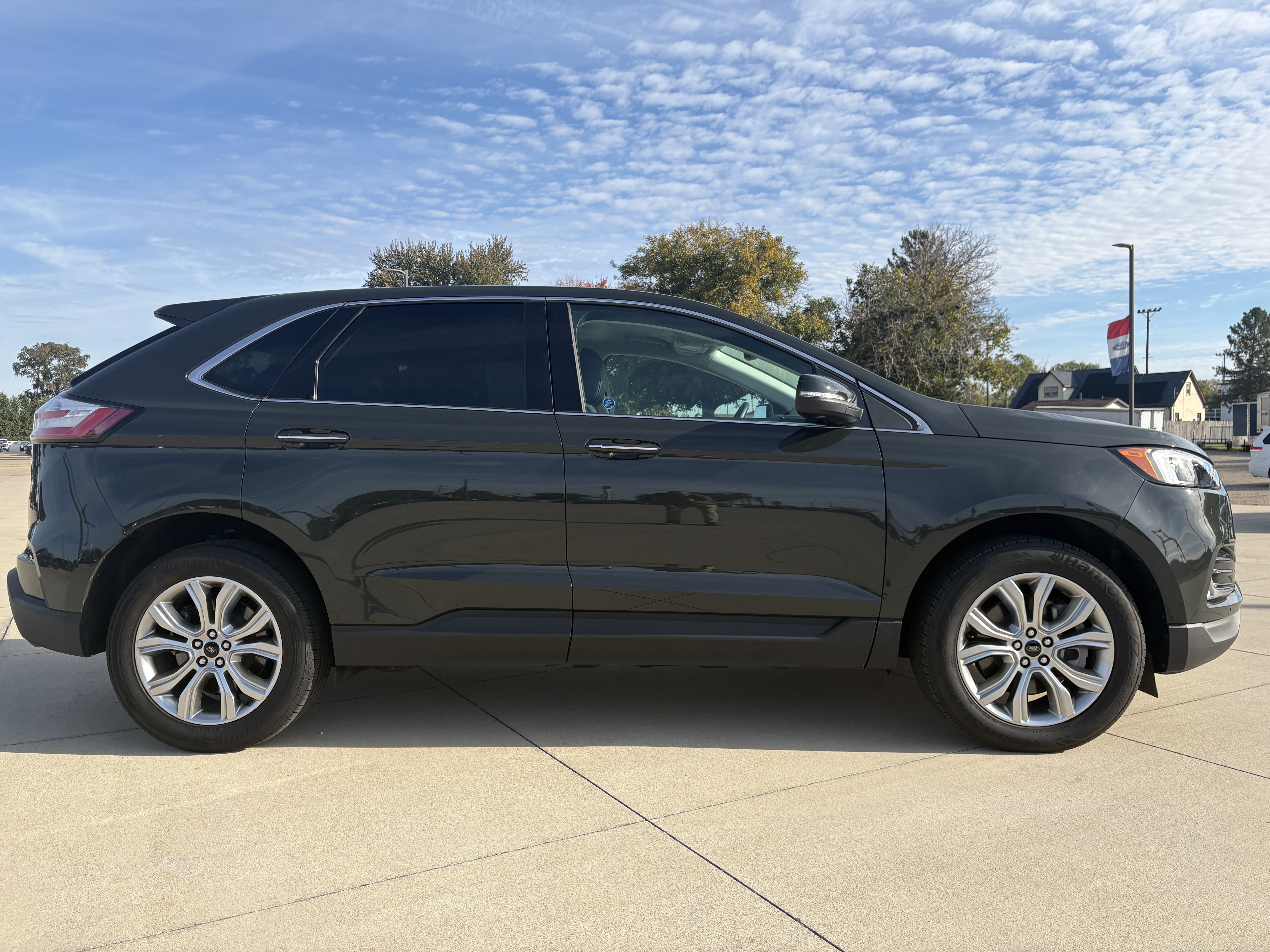 Used 2024 Ford Edge Titanium AWD/4WD image 3