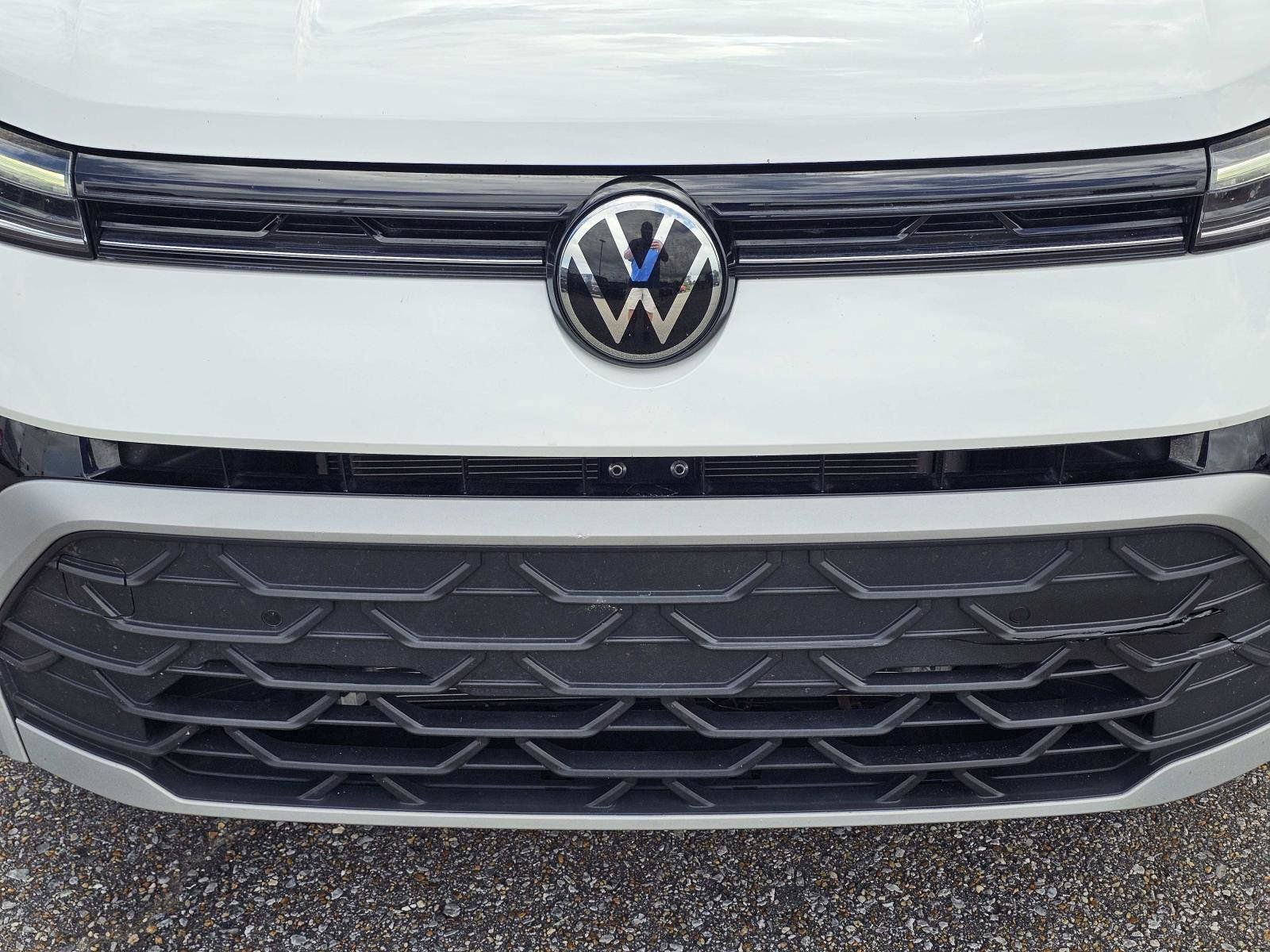 Used 2025 Volkswagen Taos SE FWD image 3